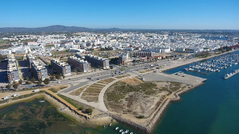 aérien Vol du bourdon au-dessus de la ville d'Olhao, vidéo de tir