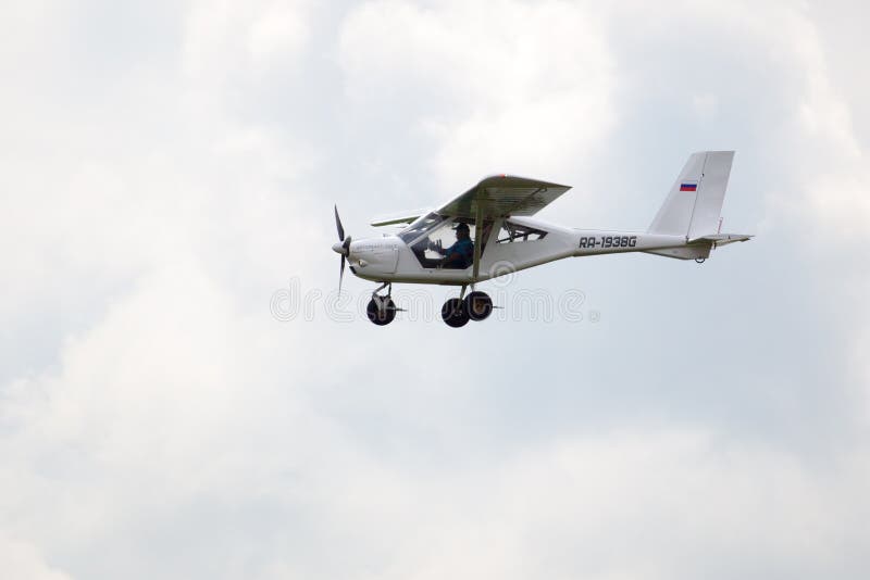 Aérodrome de Mochishche, salon de l'aéronautique local, aeroprakt plat biplace 22ls dans le ciel photographie stock libre de droits Aérodrome de Mochishche, salon de l'aéronautique local, aeroprakt plat biplace 22ls dans le ciel photographie stock libre de droits