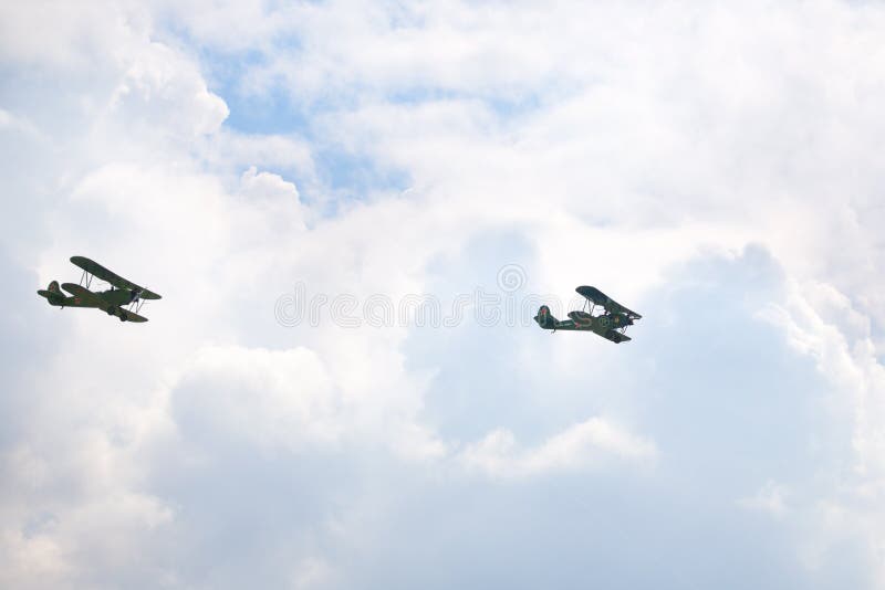 Aérodrome de Mochishche, salon de l'aéronautique local, avion Po-2 de deux Polikarpov ou U-2 dans le ciel nuageux, avions de reco images stock Aérodrome de Mochishche, salon de l'aéronautique local, avion Po-2 de deux Polikarpov ou U-2 dans le ciel nuageux, avions de reco images stock