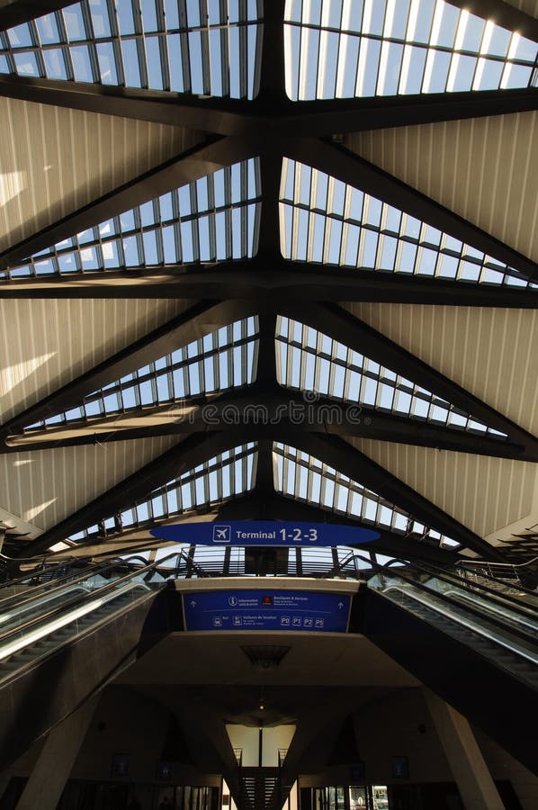 Aéroport d'Exupéry de Lyon-saint - escalator aux terminaux