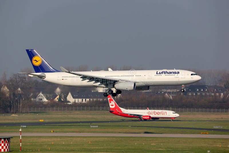 Aéroport de Dusseldorf d'avions de Lufthansa et d'Air Berlin image libre de droits Aéroport de Dusseldorf d'avions de Lufthansa et d'Air Berlin image libre de droits