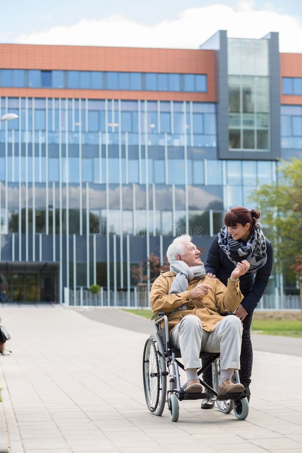 Aîné handicapé avec le soignant images stock Aîné handicapé avec le soignant images stock