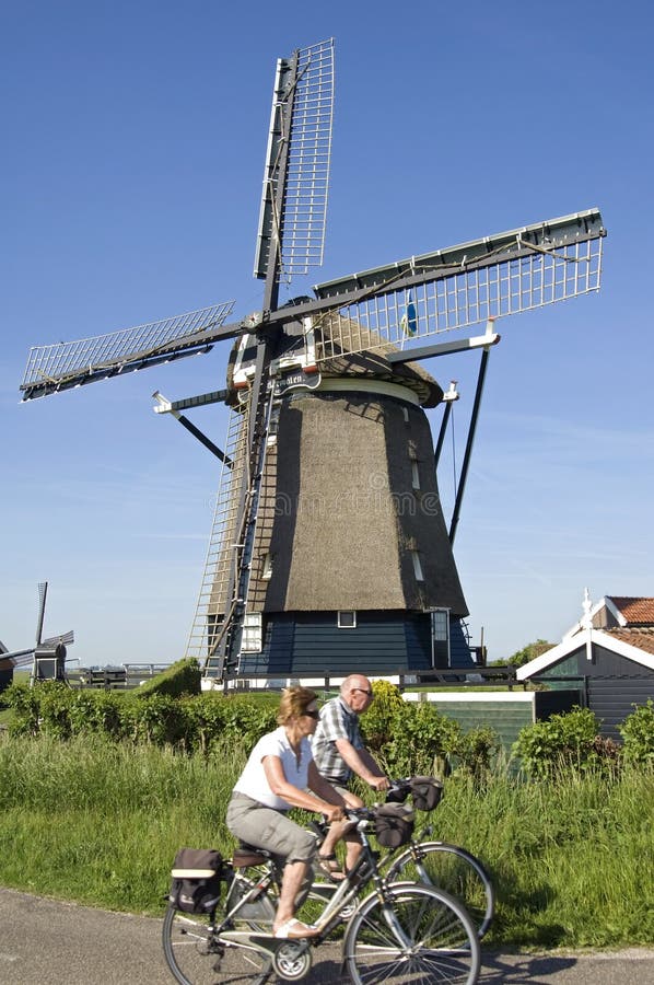 Aînés de recyclage et moulin à vent historique photographie stock Aînés de recyclage et moulin à vent historique photographie stock