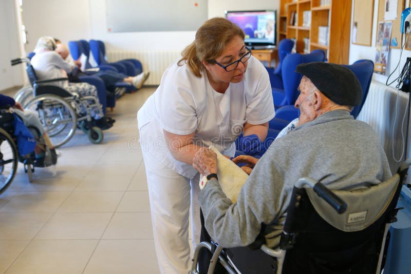 Aînés et infirmière pendant leur daylife sur une maison de repos en Majorque