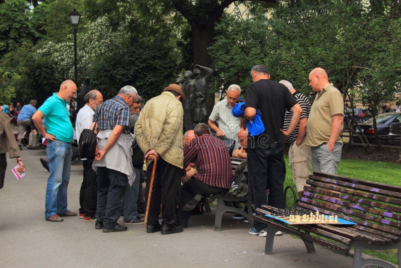 Aînés jouant des échecs Sofia City Garden Bulgaria photographie stock libre de droits Aînés jouant des échecs Sofia City Garden Bulgaria photographie stock libre de droits