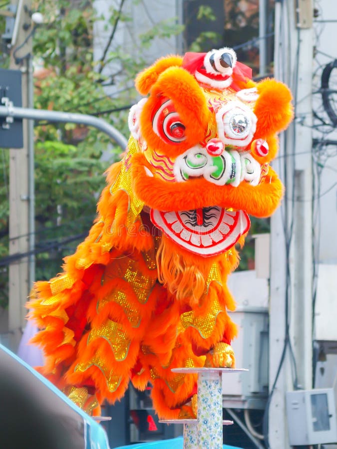 Año chino feliz de la demostración del león