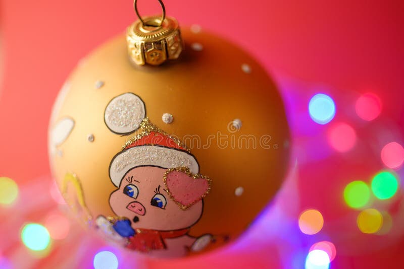 Año Nuevo de la bola de la Navidad con el fondo defocused del bokeh del cerdo en fondo rojo fotos de archivo Año Nuevo de la bola de la Navidad con el fondo defocused del bokeh del cerdo en fondo rojo fotos de archivo