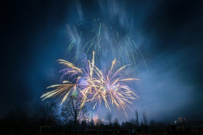 Año Nuevo 2018, fuegos artificiales en Praga, República Checa imagen de archivo Año Nuevo 2018, fuegos artificiales en Praga, República Checa imagen de archivo