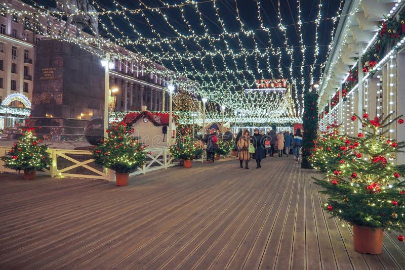 Año Nuevo y decoraciones y luces de la Navidad en las calles de Moscú fotografía de archivo Año Nuevo y decoraciones y luces de la Navidad en las calles de Moscú fotografía de archivo