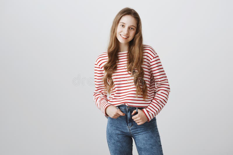 Años adolescentes felices Retrato de la muchacha bastante rubia de los jóvenes en el suéter rayado de moda que lleva a cabo la ma fotografía de archivo libre de regalías