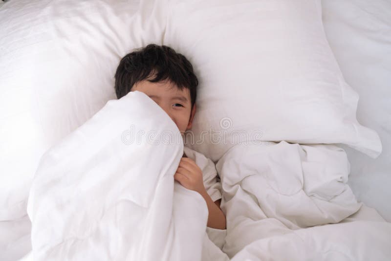 3 años del pequeño muchacho asiático lindo en casa en la cama, mentira del niño imagenes de archivo 3 años del pequeño muchacho asiático lindo en casa en la cama, mentira del niño imagenes de archivo