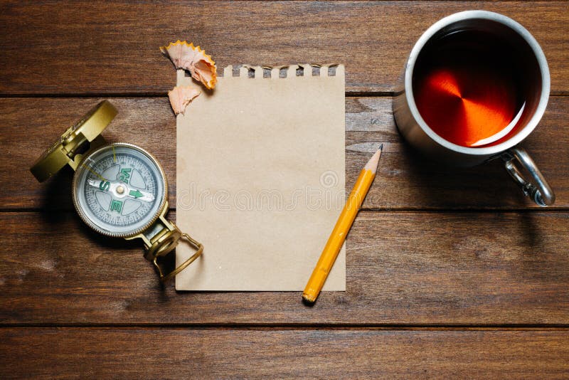 Aún-vida del vintage con el compás, el lápiz, el papel y la taza fotos de archivo Aún-vida del vintage con el compás, el lápiz, el papel y la taza fotos de archivo