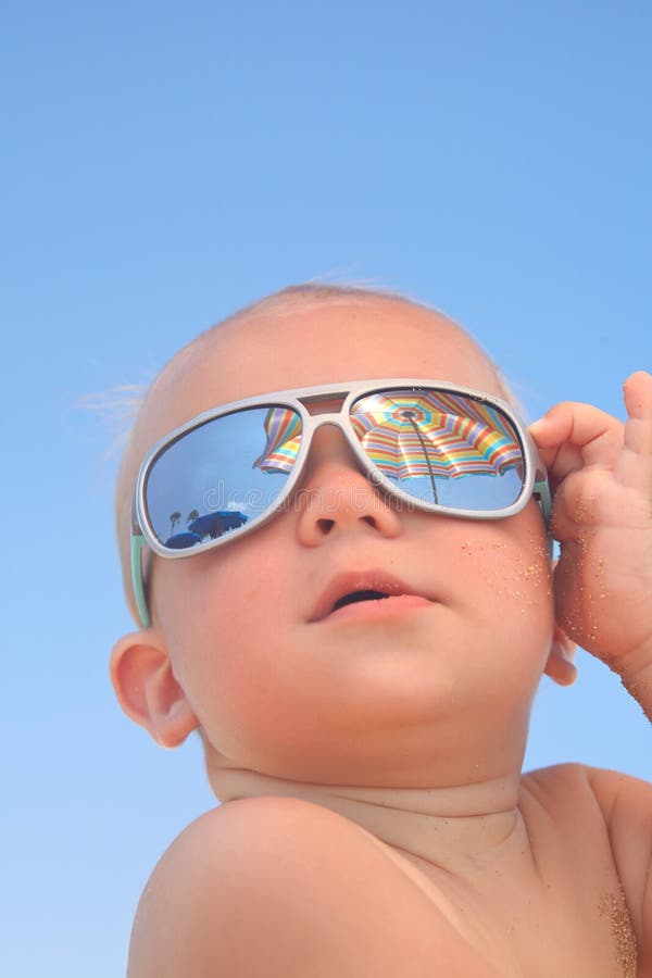 Bebe Avec Des Lunettes De Soleil Photo Stock Image Du Sable Heureux Bebe Avec Des Lunettes De Soleil Photo Stock Image Du Sable Heureux