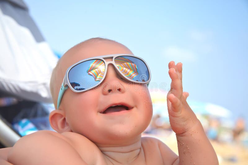 Portrait De Bebe Garcon Avec Des Lunettes De Soleil Photo Stock Image Du Fond Enfant