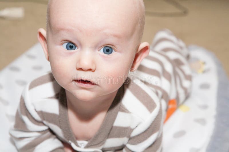Bébé Garçon Chauve 3 Mois En Body Bleu Jouant Avec Des Enfants
