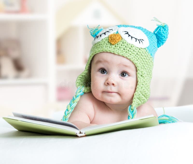 Chapeau Weared Par Bébé Drôle Avec Le Jouet De Peluche Image stock