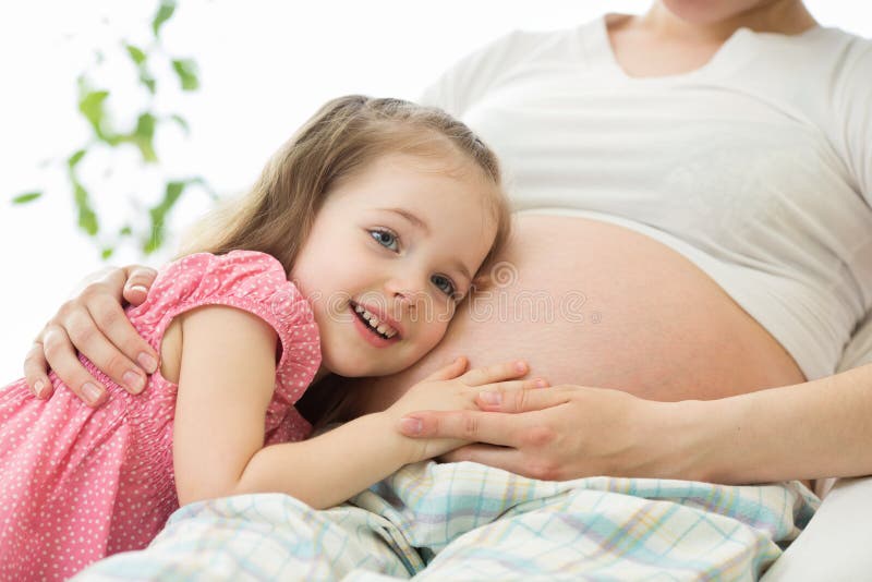 Bebe De Ecoute De Fille De Petit Enfant Dans Le Ventre De Sa Maman Grossesse Et Nouveaux Concepts De La Vie Photo Stock Image Du Lifestyle Indoors