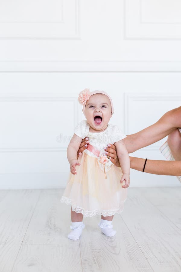 Bébé De 6 Mois Infantile De Sourire De Bébé Petite Fille Mignonne