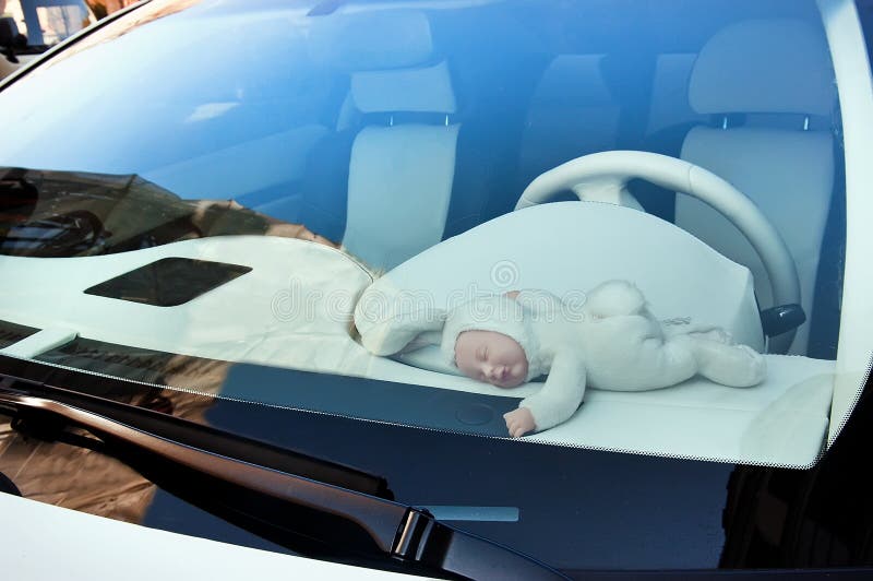 Bébé De Poupée Dans La Voiture Photo stock - Image du véhicule, roue:  82336718