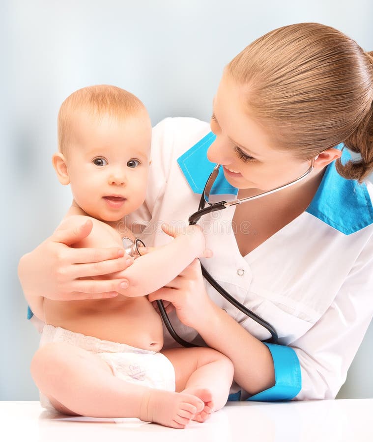 Bébé Et Pédiatre De Docteur. Le Docteur écoute Le Coeur Avec S