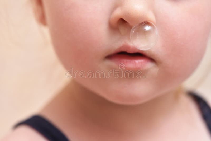 Bebe Fille Et Grosse Bulle De Morve Du Nez Tout Pres Photo Stock Image Du Visage Eternuement Bebe Fille Et Grosse Bulle De Morve Du Nez Tout Pres Photo Stock Image Du Visage Eternuement