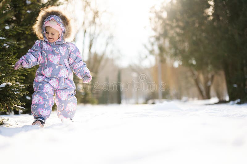 Bébé Fille Porter Une Combinaison De Neige Enfant Sur Une Journée  Ensoleillée D'hiver Gelée Photo stock - Image du gosse, froid: 268890016