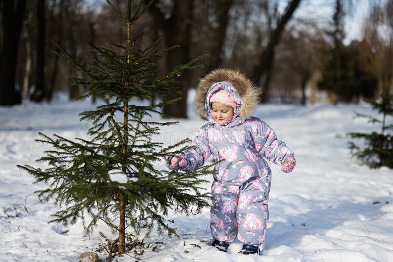 Bébé Fille Porter Une Combinaison De Neige Enfant Sur Une Journée  Ensoleillée D'hiver Gelée Près De Noël Arbre Image stock - Image du gosse,  froid: 268890003