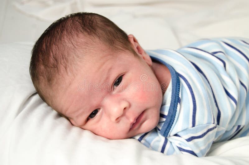 Bebe Garcon Age Nouveau Ne De Deux Semaines Fixant Sur La Feuille Blanche Eveillee Photo Stock Image Du Femelle Tissu