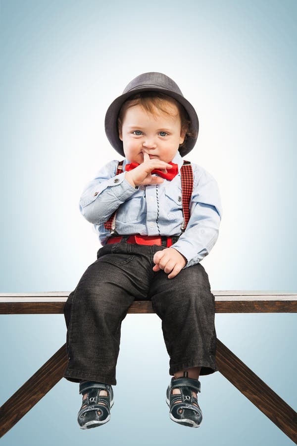 Bébé Garçon Bien Habillé Dans Le Costume Style D'enfants De Vintage Image  stock - Image du monsieur, chéri: 70346887