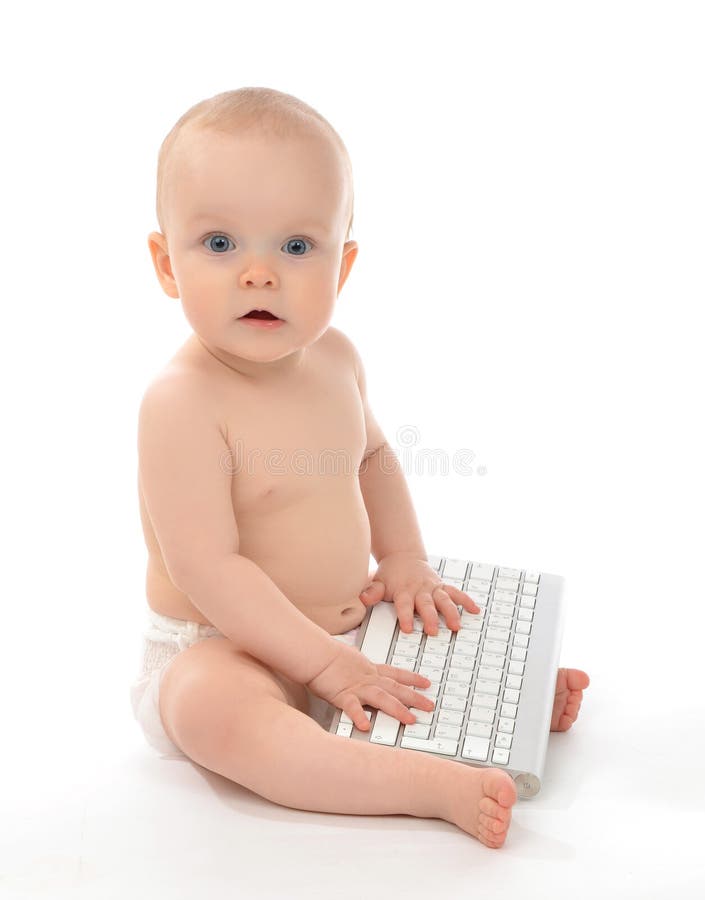 petit enfant avec clavier 15171395 Photo de stock chez Vecteezy