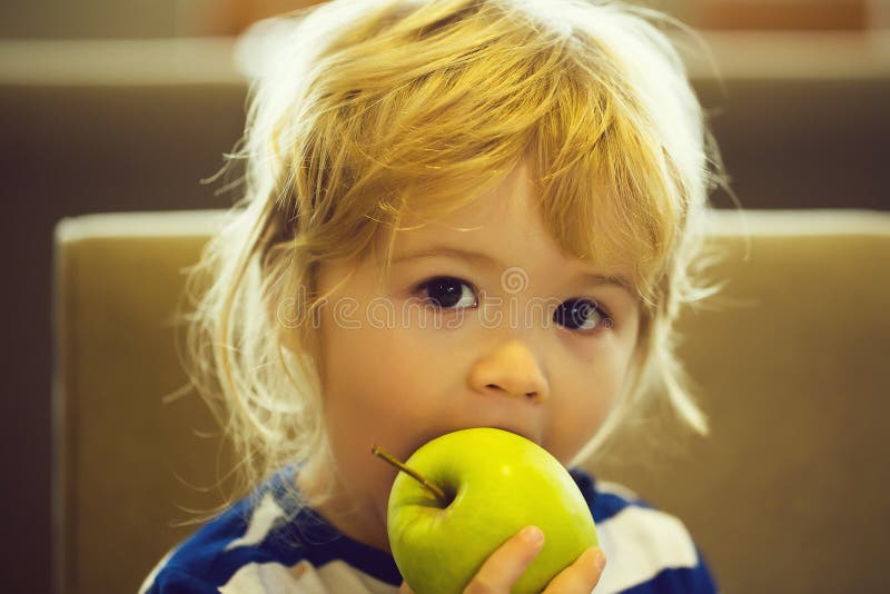 Enfant Avec Les Yeux Bruns Image Stock Image Du Enfance Enfant Avec Les Yeux Bruns Image Stock Image Du Enfance