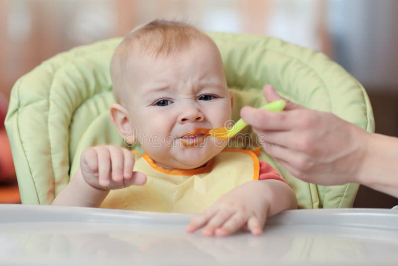 Bebe Garcon Mignon Refusant De Manger De La Nourriture De La Cuillere Avec Le Visage Sale De La Puree De Legumes Image Stock Image Du Mere Alimentation Bebe Garcon Mignon Refusant De Manger De La Nourriture De La Cuillere Avec Le Visage Sale De La Puree De Legumes Image Stock Image Du Mere Alimentation