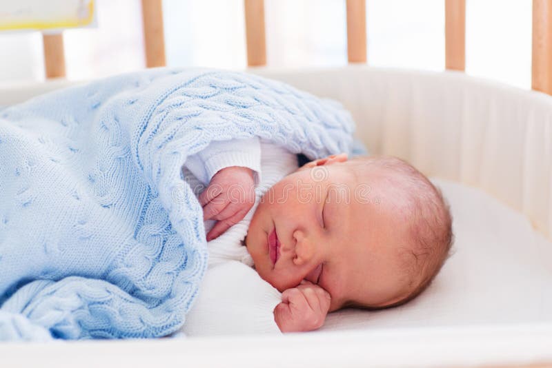 nouveau née bébé garçon dans lit. Nouveau née enfant en train de dormir en  dessous de une blanc tricoté couverture. les enfants dormir. 35754906 Photo  de stock chez Vecteezy