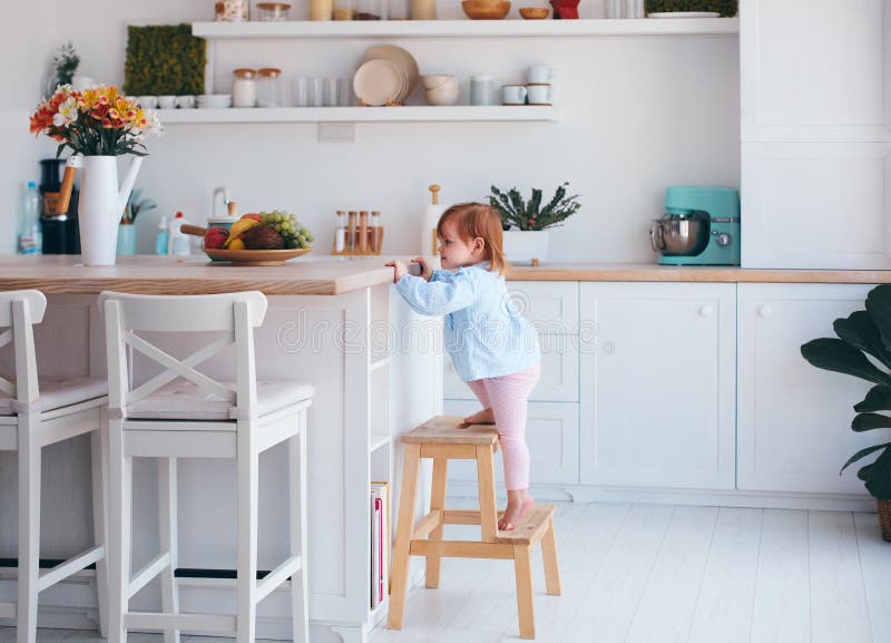 Bebe Infantile Curieux Mangeant La Carotte Fraiche Tout En Se Reposant Dans La Chaise D Arbitre Sur La Cuisine Image Stock Image Du Frais Amusement