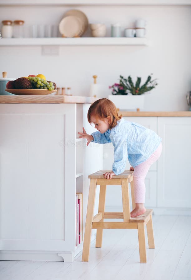 Bebe Infantile Curieux Mangeant La Carotte Fraiche Tout En Se Reposant Dans La Chaise D Arbitre Sur La Cuisine Image Stock Image Du Frais Amusement