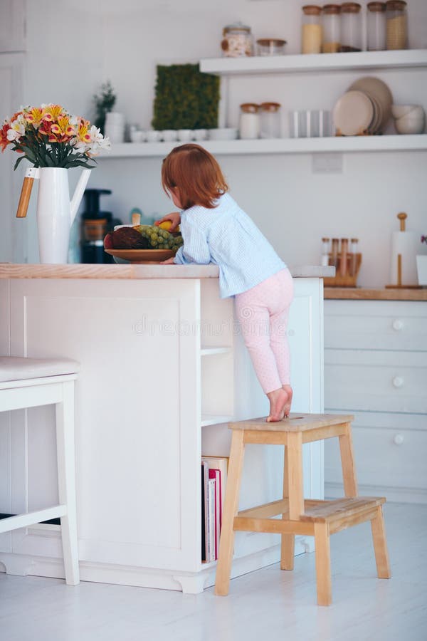 Bebe Infantile Curieux Mangeant La Carotte Fraiche Tout En Se Reposant Dans La Chaise D Arbitre Sur La Cuisine Image Stock Image Du Frais Amusement