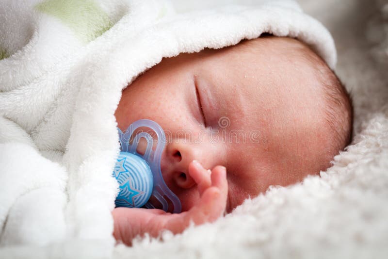 Bébé Garçon Nouveau-né Dans Le Berceau D'hôpital Photo stock - Image du  couverture, enfant: 72155504