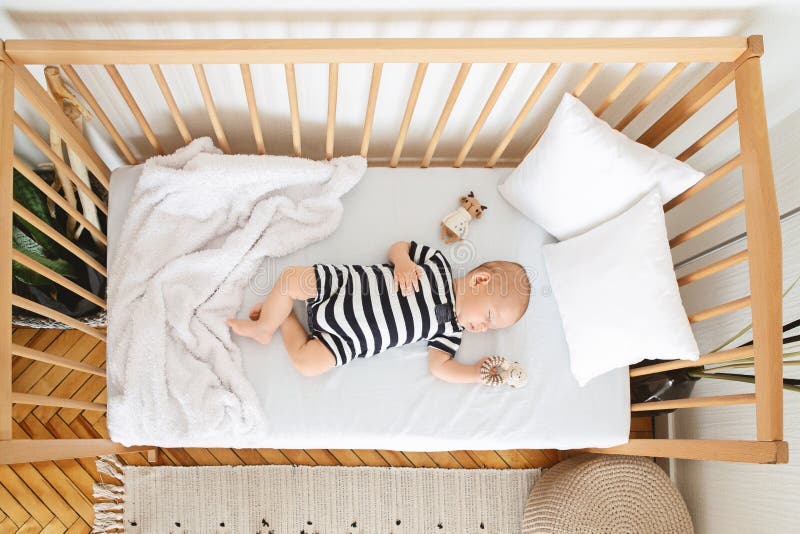 Un Bebe Mignon Qui Dort Dans Un Lit D Enfant Avec Un Jouet A La Main Image Stock Image Du Beau Interieur Un Bebe Mignon Qui Dort Dans Un Lit D Enfant Avec Un Jouet A La Main Image Stock Image Du Beau Interieur