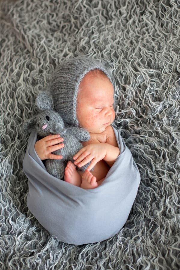 Le Bébé Garçon Nouveau-né, Dormant Paisiblement Dans Le Panier, S'est  Habillé Dans Le Knit Photo stock - Image du trouble, nourrisson: 98801342