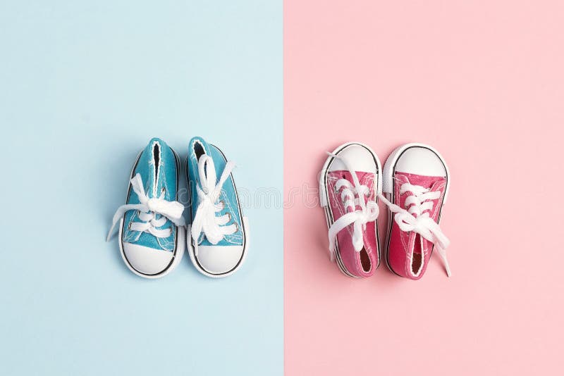 Bebe Rose Et Espadrilles Bleues De Bebe Garcon Sur Un Rose Et Fond Bleu Image Stock Image Du Gosse Enfance Bebe Rose Et Espadrilles Bleues De Bebe Garcon Sur Un Rose Et Fond Bleu Image Stock Image Du Gosse Enfance