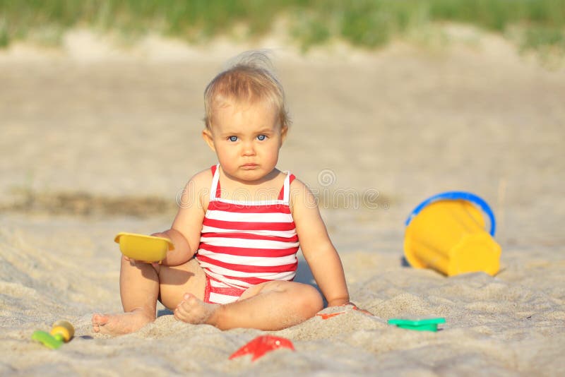 Bebe Sur Une Plage Photo Stock Image Du Pelle Petit