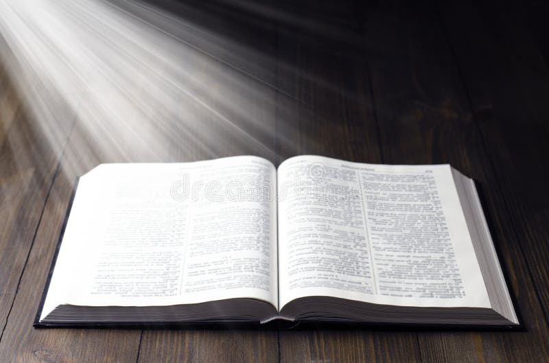 Livro mágico lendário ou abertura da bíblia com partículas voadoras
