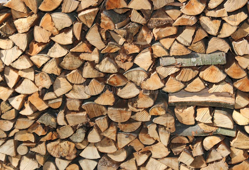 Bûcher avec beaucoup de morceaux de bois prêts à être brûlé pour garder la guerre image libre de droits Bûcher avec beaucoup de morceaux de bois prêts à être brûlé pour garder la guerre image libre de droits
