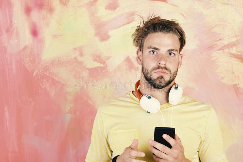 B??kit przygl?daj?cy si? elegancki modni? z smartphone Muzykalny styl ?ycia zdjęcia stock B??kit przygl?daj?cy si? elegancki modni? z smartphone Muzykalny styl ?ycia zdjęcia stock
