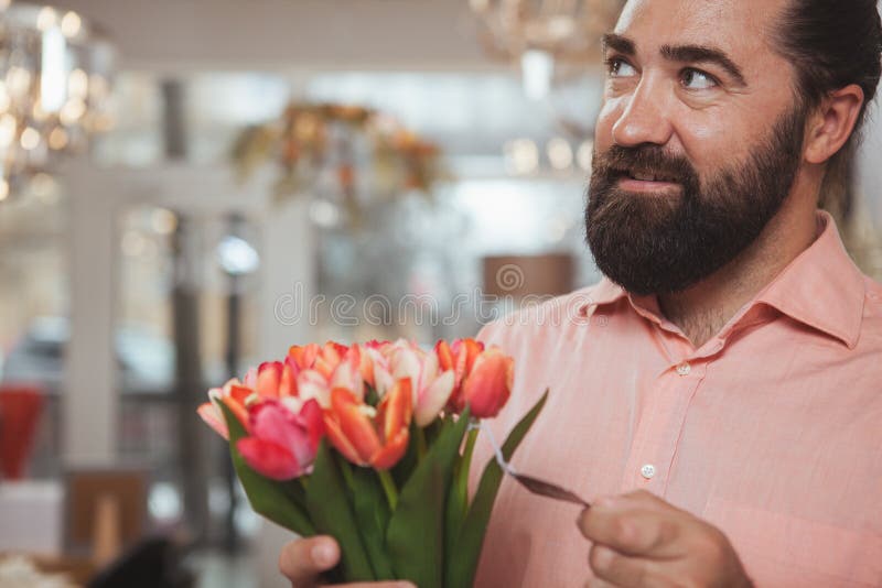 B?rtiger reifer Mann, der zu Hause Warenspeicher kauft lizenzfreies stockfoto B?rtiger reifer Mann, der zu Hause Warenspeicher kauft lizenzfreies stockfoto