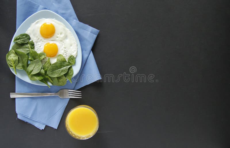 B?sta sikt f?r frukost Svart bakgrund ?gg arkivfoton B?sta sikt f?r frukost Svart bakgrund ?gg arkivfoton