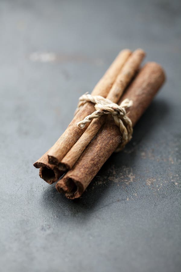 B?tons de cannelle dans un paquet photographie stock B?tons de cannelle dans un paquet photographie stock