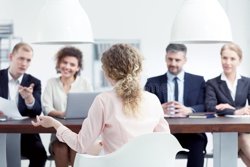 Sollicitatiegesprek op kantoor stock afbeelding