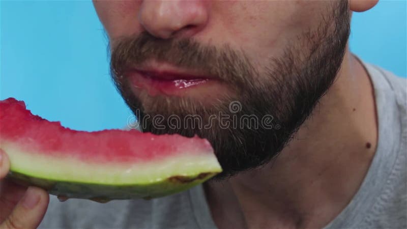 Baard eet juicy watermeloen dicht
