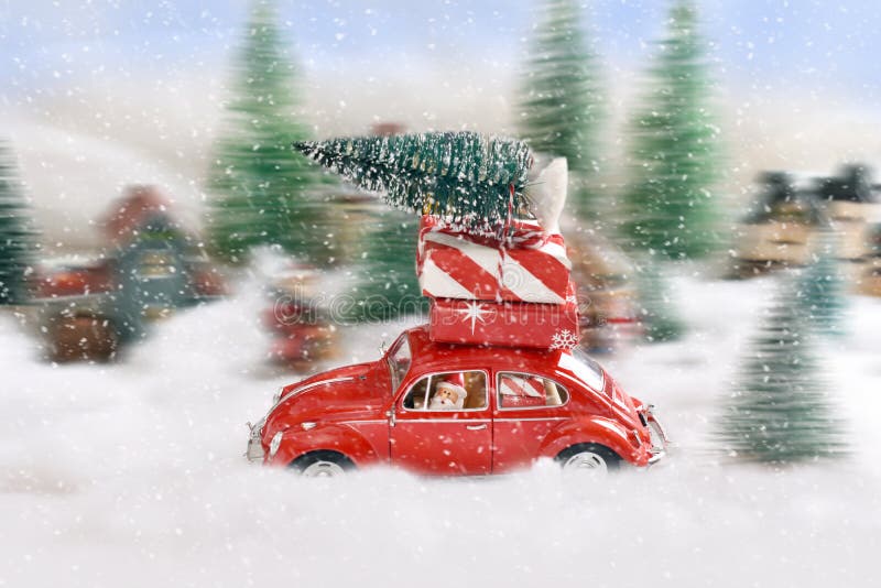 Babbo Natale ha spedito un'auto rossa con regali e albero di Natale immagine stock libera da diritti